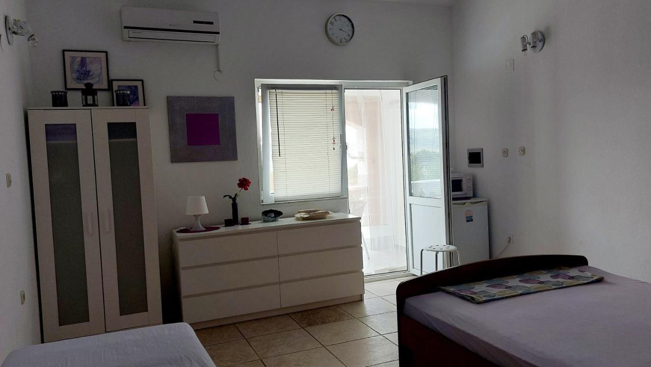 Arts Room Jasmina With Sea View Bikers And Pets Are Welcome Starigrad Paklenica Exterior foto